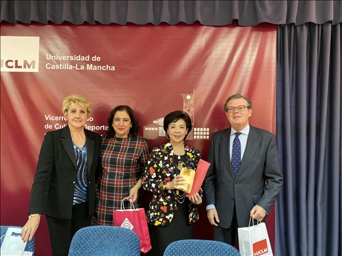 23-西班牙姊妹校卡斯蒂亞-拉曼恰大學Miguel Ángel Collado Yurrita校長致贈紀念品給本校張家宜董事長