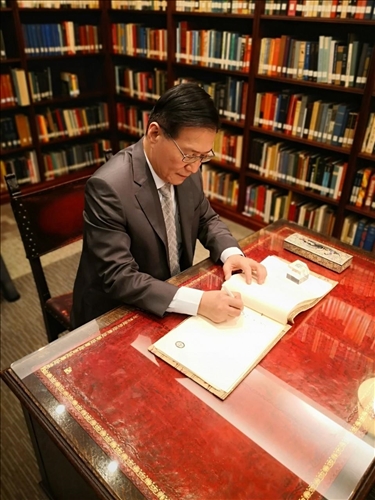 13-葛煥昭校長於韓國明知大學貴賓接待會館簽名留念(國際處提供)