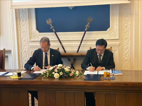 34-本校葛煥昭校長與波蘭姊妹校華沙大學校長續約交流合作