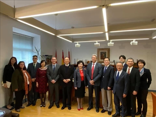 18-本校訪問團與西班牙姊妹校阿爾卡拉大學人員合影