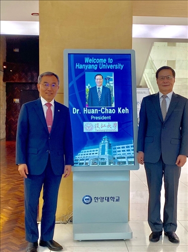14-108年10月2日下午，葛煥昭校長訪問韓國漢陽大學，該校Kim Woo-seung校長親自於行政大樓入口處迎接。(國際處提供)