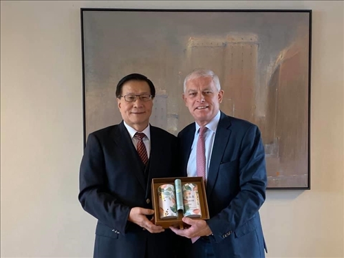 44-本校葛煥昭校長致贈茶葉禮盒給比利時姊妹校聖路易斯布魯塞爾大學校長Rector Jadoul
