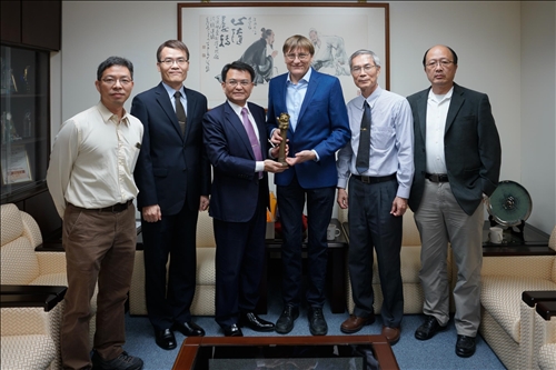 2-Dr. Benoit Pertame (右3)與何啟東學術副校長(左3)、劉艾華秘書長(左2)、理學院施增廉院長(左1)、數學系郭忠勝教授 (右2)及楊定揮主任(左1)等陪同人員合影。(馮文星攝影)