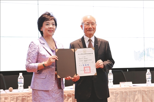 淡江首位名譽博士