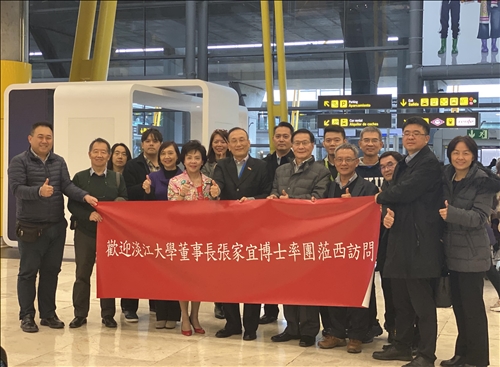 1-本校訪問團抵達西班牙馬德里巴拉哈斯機場，由駐西班牙代表處劉德立大使(前排中)、西班牙淡江校友會金拱辰會長(左2)親自接機。