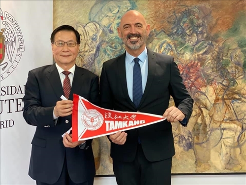 本校葛煥昭校長致贈交流旗幟給西班牙馬德里大學Joaquín Goyache Goñi 校長