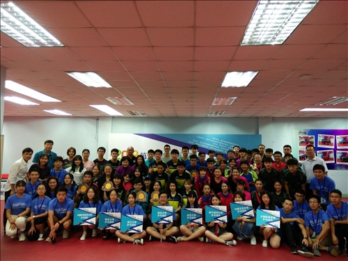 14-桌球交流賽前八名隊伍合影。