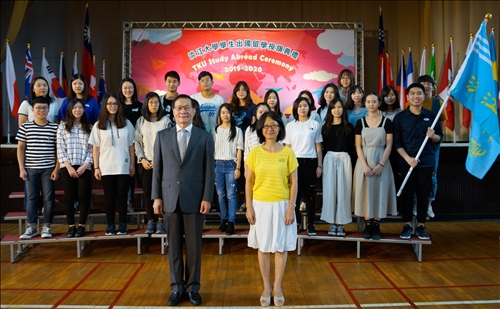 展翅啟航•遨翔全球～大三出國授旗典禮