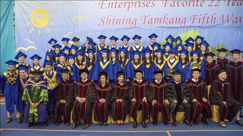 全國首創全英語畢業典禮，頒發畢業奬有如奧斯卡