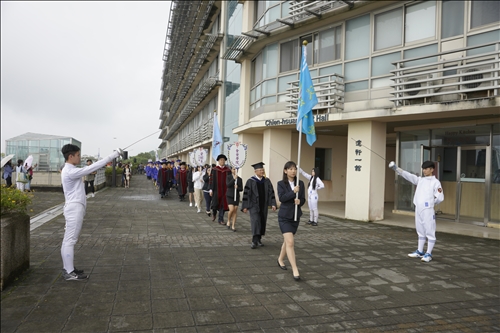 全國首創全英語畢業典禮，頒發畢業奬有如奧斯卡