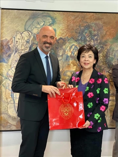 8-西班牙馬德里大學Joaquín Goyache Goñi  校長致贈紀念品給本校張家宜董事長