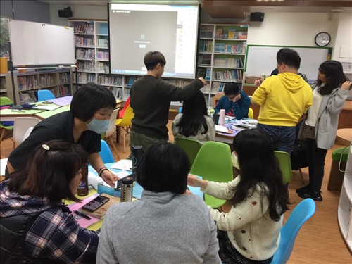 老師們彼此探討視訊應用