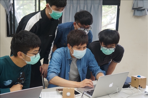 講師協助各組實況