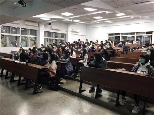 學生認真聆聽講座