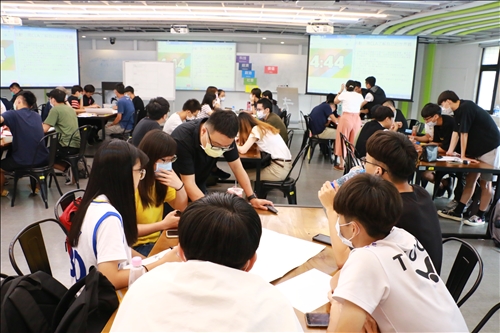 學生將討論出之結果進行發表後，老師給予回饋與建議。