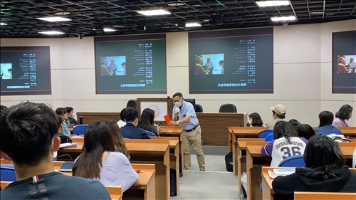 羅品善執行長請國企系同學選擇答題小禮物，同學在「前途」與「課業」中選擇前途