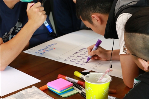 學生將未來居住設計概念之討論結果以大字報、便利貼方式呈現