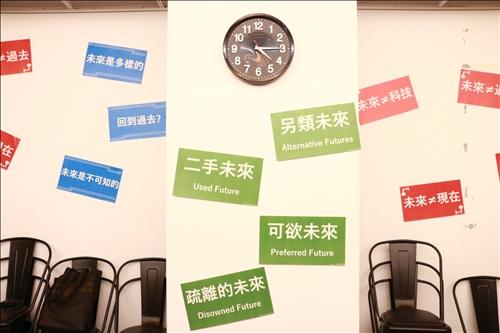 以大字海報呈現設計未來思考之方向，協助學生進行思考