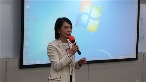 演講結束後，回答學生的提問。