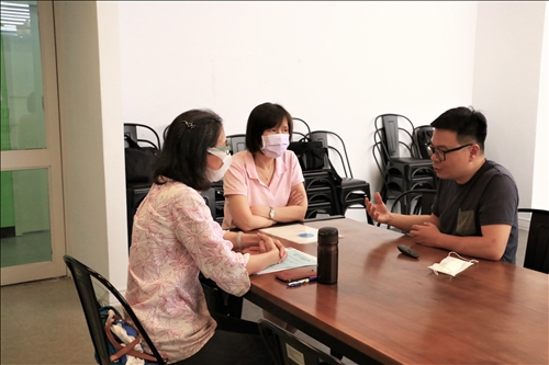 與會老師於課後與蔡老師進行交流