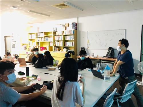 業師講解各組劇本的問題