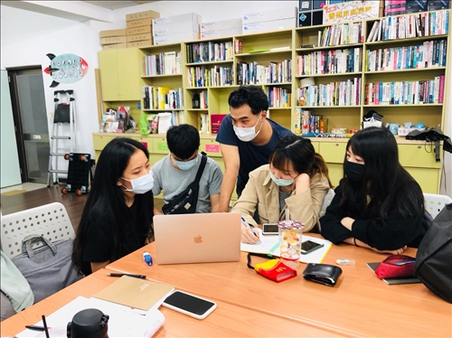 同學向業師提出修改劇本時遇到的問題