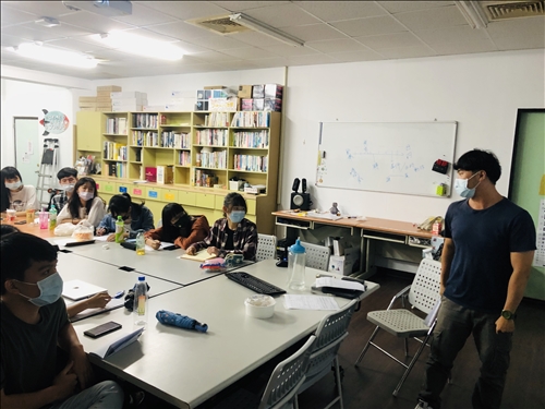 同學（左上排三）提出編劇疑問