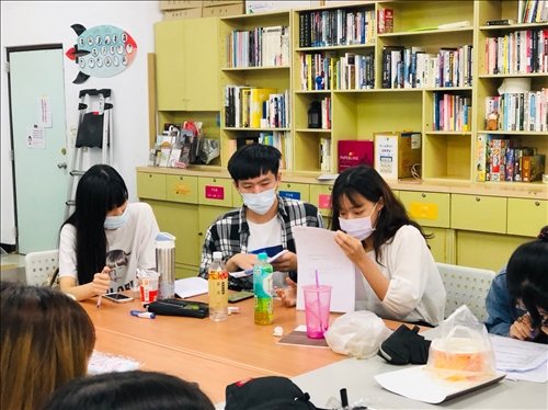 同學討論劇本修改