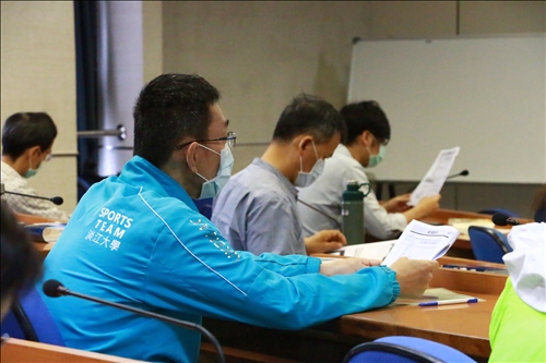 與會老師們專注聆聽