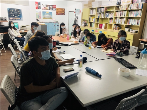 同學聆聽業師上課與筆記