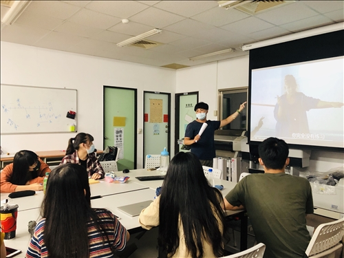 同學聆聽業師分析電影台詞