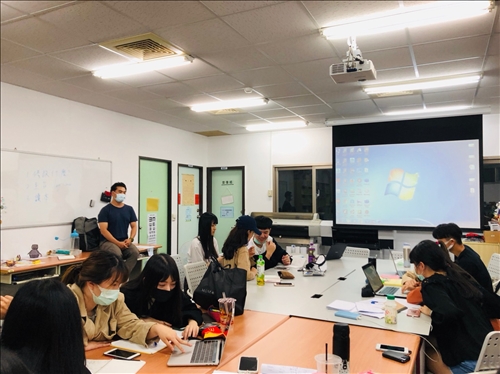 業師提問並且讓同學分組討論劇本修改