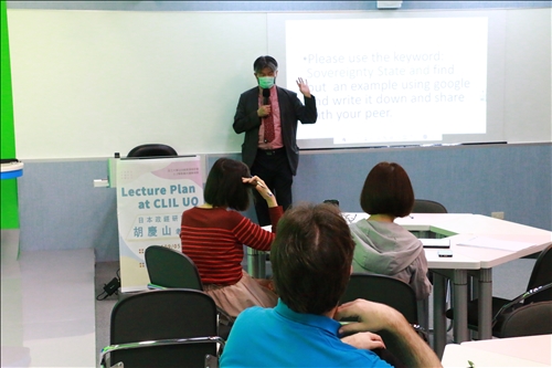 胡老師解釋專有名詞應以關鍵字的方式進行教學。