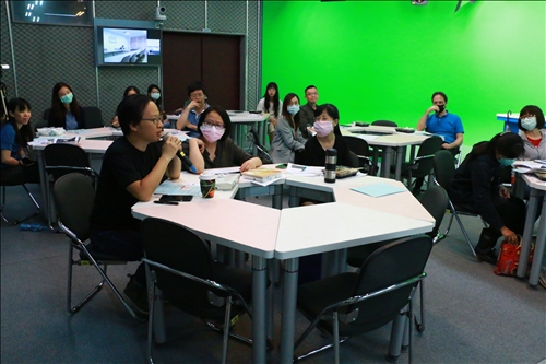 在座老師提出「大班級課程如何使用CLIL」
之提問。
