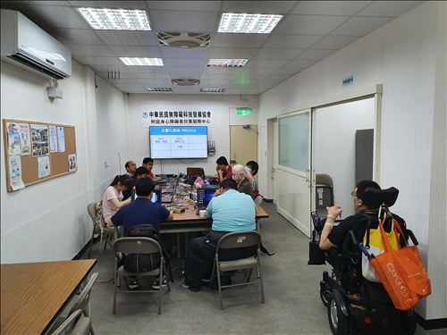 講師透過分組與桌遊訓練學員創意