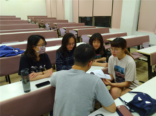 書院導師與學生討論劇本