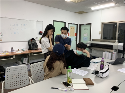 同學與業師討論劇本修改