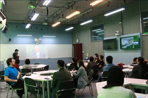 胡老師透過影片，用於訓練學生英語聽力。