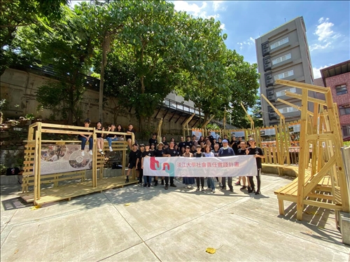 「天空之城x 土地之埕」：參與學生與指導老師，於成品前合照。