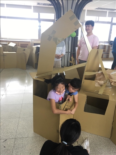 邀請興仁國小學生一同參與課程，觀察小學生與紙箱的互動，去思考如何設計。