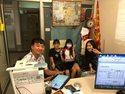 老師與學生們的討論