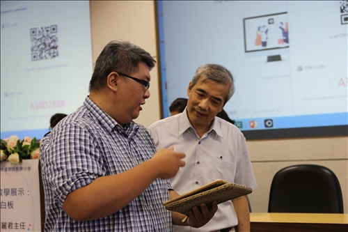 與會老師與萬老師討論平板在教學上的使用