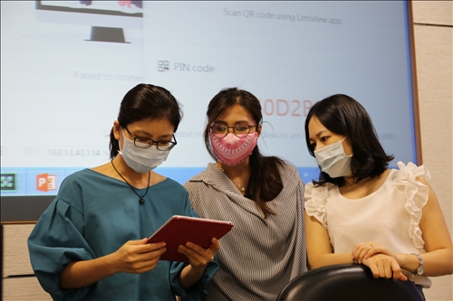 與會老師自行試作將行動裝置與桌機進行連線
