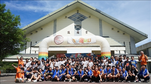 鳳林國中師生一同於化學車前一同進行大合照