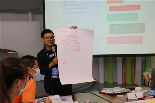 蔡明修老師帶領設計教學故事的實作活動
