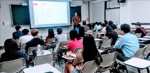 老師開場介紹《反對者陳獨秀》的拍攝機緣