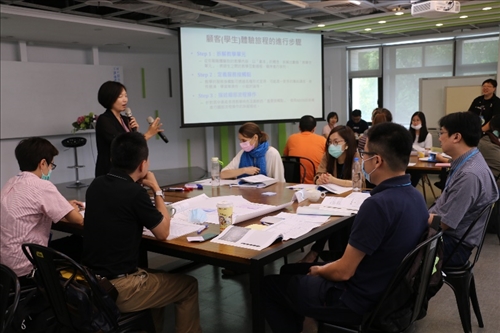 涂敏芬老師講授如何設計教學故事
