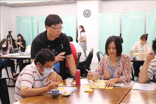 林彥伶老師帶領設計教學故事的實作活動
