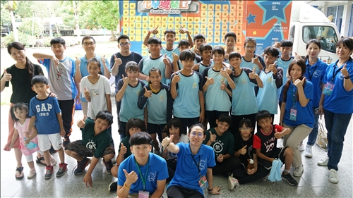 萬榮國中的師生與淡江團隊於實驗活動前進行大團拍