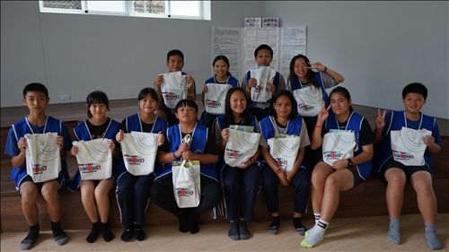 感謝中華紙漿贊助精美小禮物，讓擔任小助手的同學們更認真的服務同學們進行化學實驗